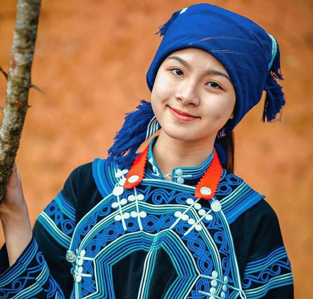 Trang phục người Hà Nhì đen trên cổng trời Y Tý